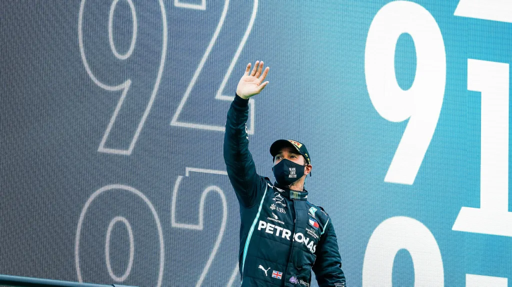 Slavící Lewis Hamilton