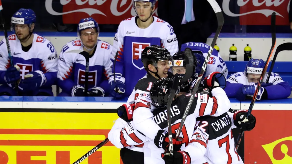 Hokejisté Kanady se radují před lavičkou Slovenska