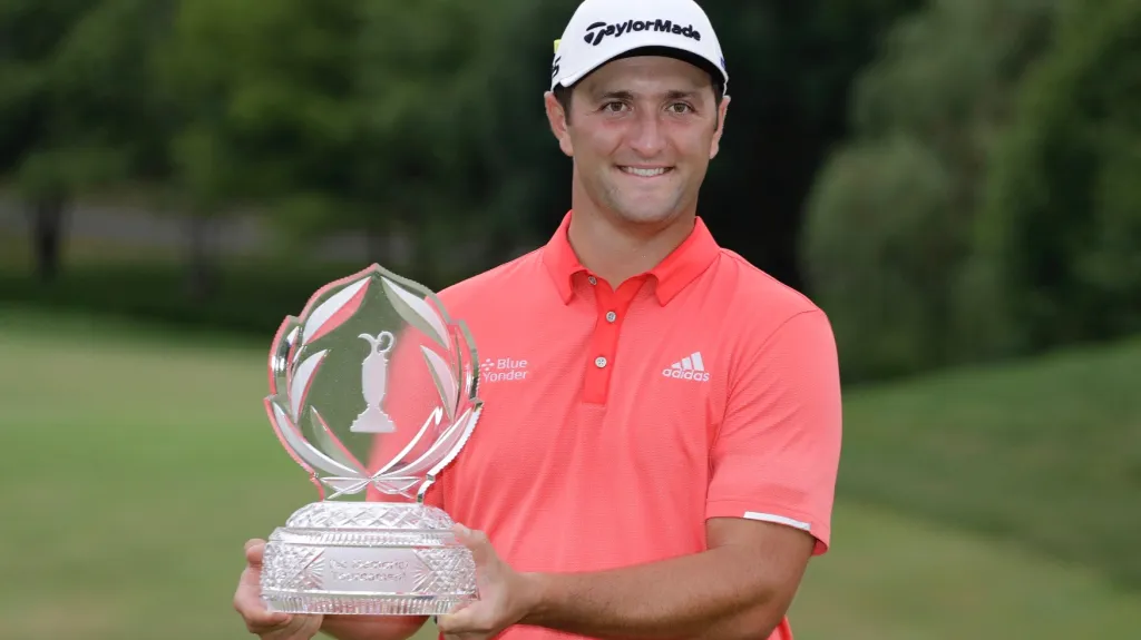 Jon Rahm s trofejí za triumf na Memorialu