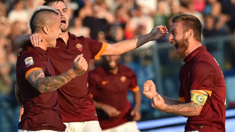 Radja Nainggolan (vlevo) se raduje se spoluhráči z AS Řím