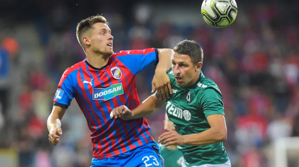 Lukáš Kalvach z Plzně (vlevo) v souboji s Janem Krobem z Jablonce