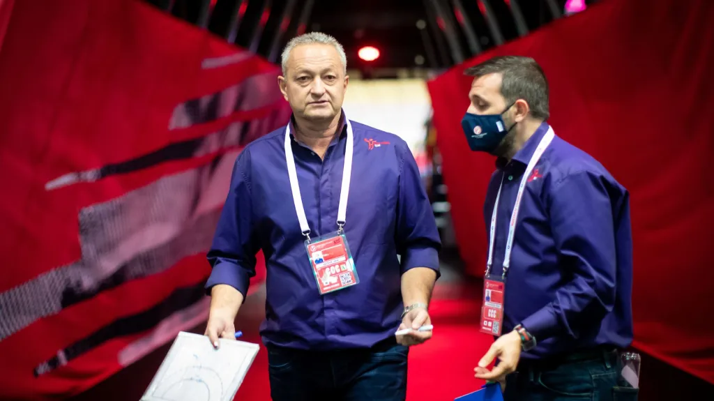 Videotechnik reprezentace házenkářek Félix García Carracedo s trenérem Janem Bašným