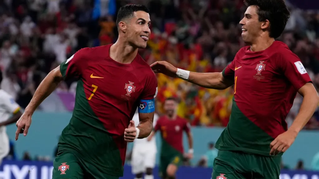 Portugalec Cristiano Ronaldo (vlevo) se raduje z gólu