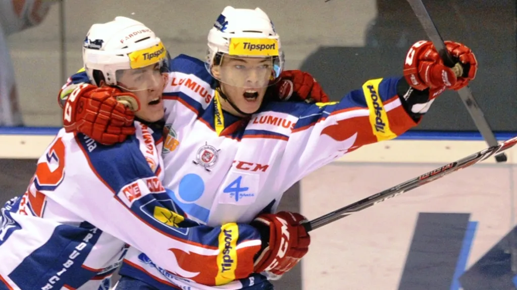 Zleva Tomáš Nosek a Marek Ďaloga z Pardubic oslavují vstřelenou branku