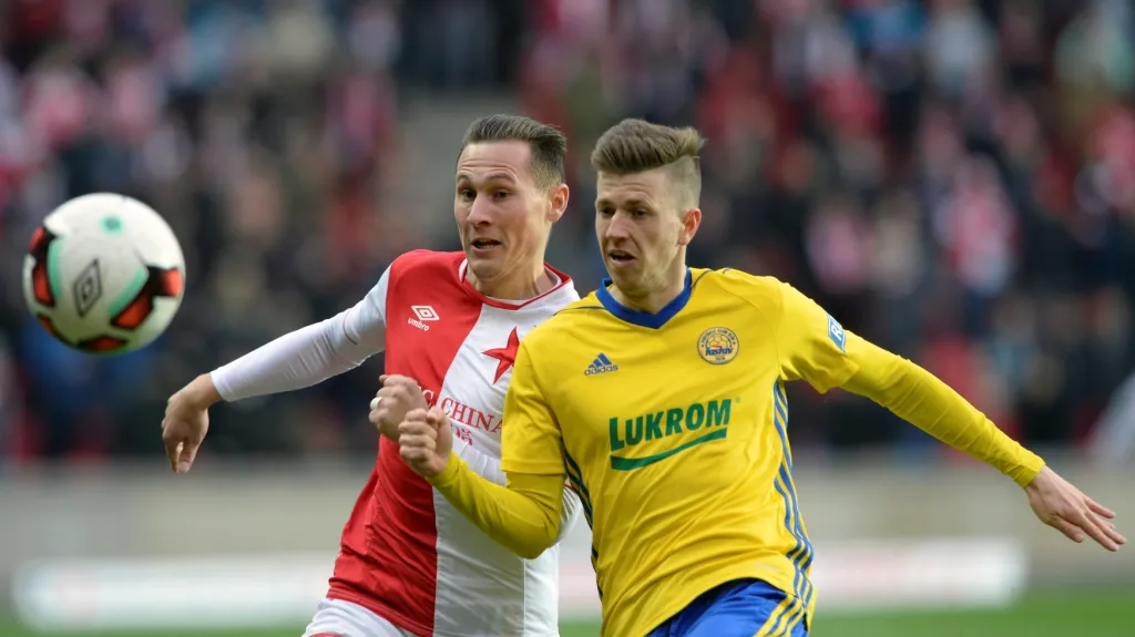 Slávista Jan Bořil (vlevo) v souboji s Lukášem Bartošákem ze Zlína