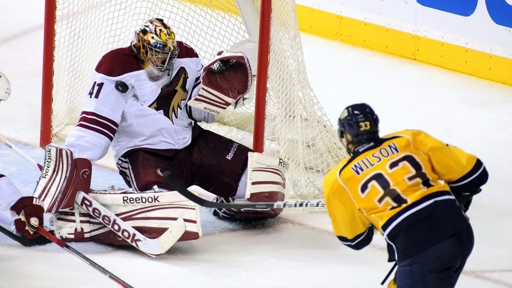 Brankář Phoenixu Mike Smith a Colin Wilsoon z Nashvillu