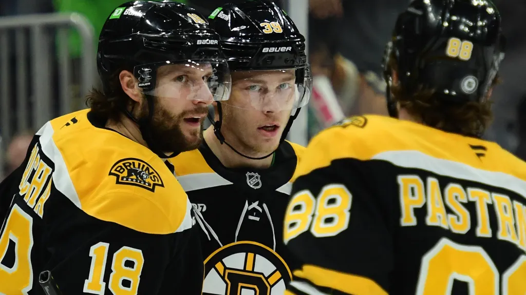 Pavel Zacha (vlevo) s Morganem Geekiem