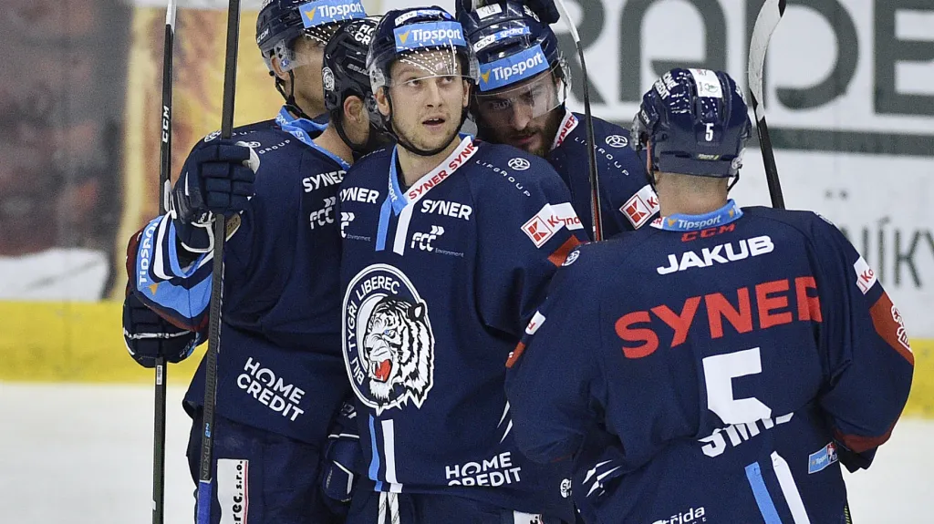 Radost hokejistů Liberce po trefě Michala Bulíře