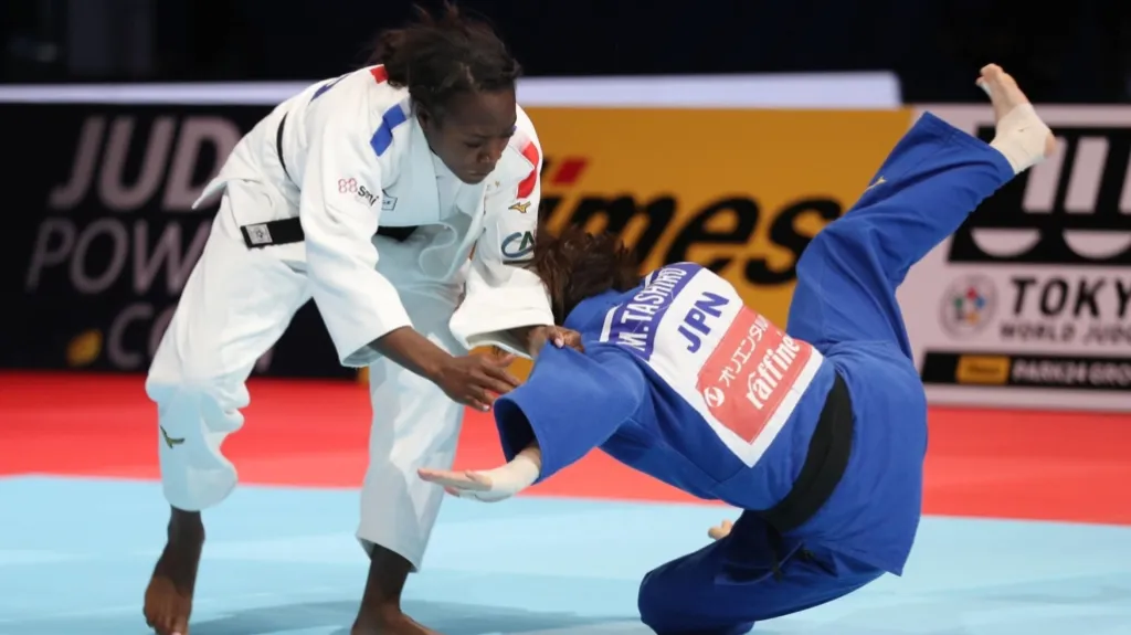 Clarisse Agbegnenouová v souboji s Miku Taširovou