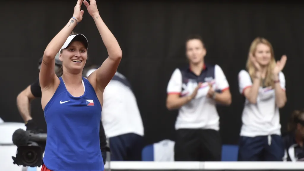Markéta Vondroušová se raduje z vítězství v utkání Fed Cupu