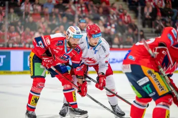 Robert Kousal z Pardubic (vlevo) a Andrej Nestrašil z Třince