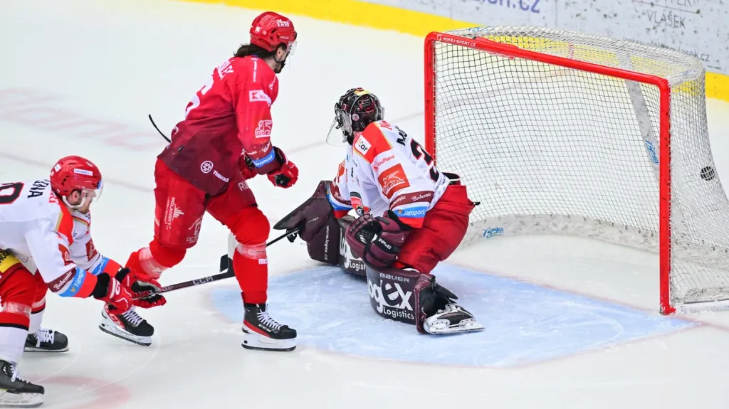 Třinecký Daniel Voženílek překonává Matěje Machovského z Hradce Králové