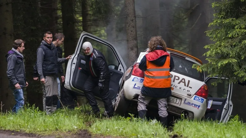 Pilot Jiří Sojka vystupuje bez komplikací po nárazu do stromu