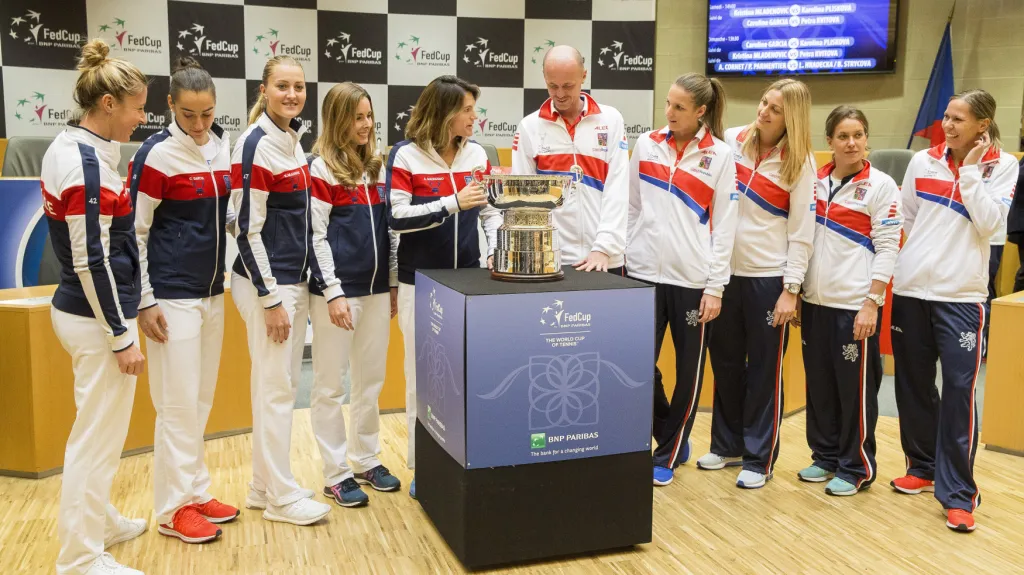 Tenistky Francie (vlevo) a Česka po losu finále Fed Cupu