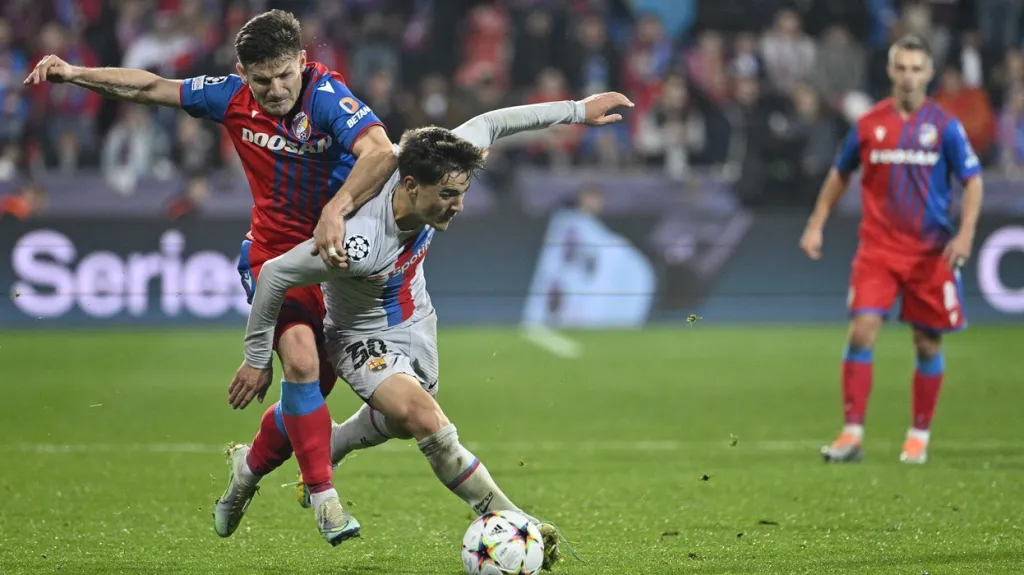Václav Pilař z Plzně v souboji s Gavim z Barcelony