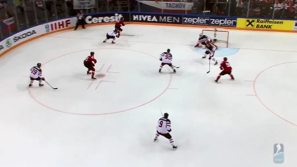 Gól v utkání Švýcarsko - Kanada: Trachsler - 1:1 (7. min.)