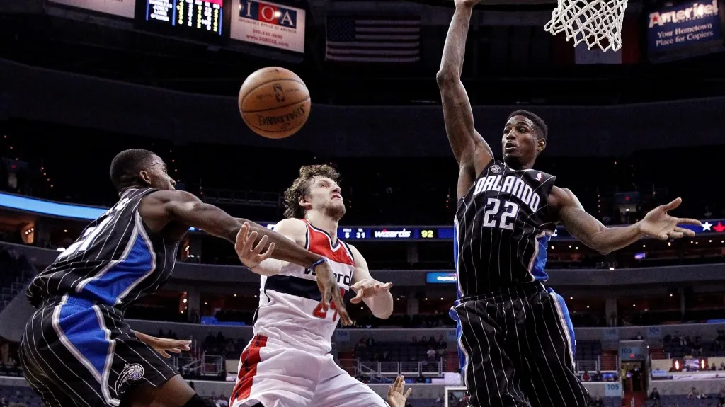 Jan Veselý ztrácí balon v duelu s Orlandem