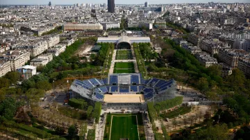 Dočasný stadion Champ-de-Mars na plážový volejbal