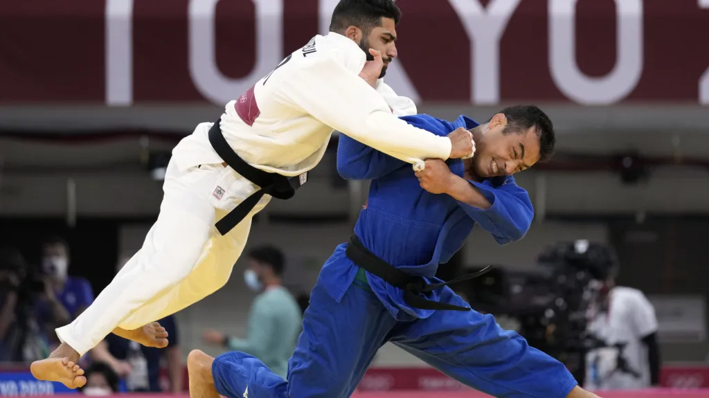 Izraelský judista Tohar Butbul (v bílém) na olympijských hrách v Tokiu