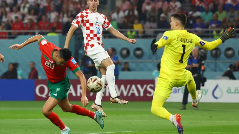 Maročan Ašraf Darí střílí gól do sítě Chorvatska