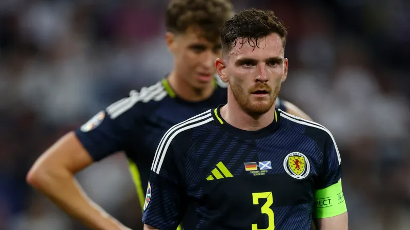 Zklamaný kapitán skotských fotbalistů Andy Robertson