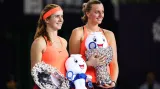 Petra Kvitová s trofejí pro vítězku WTA Elite Trophy