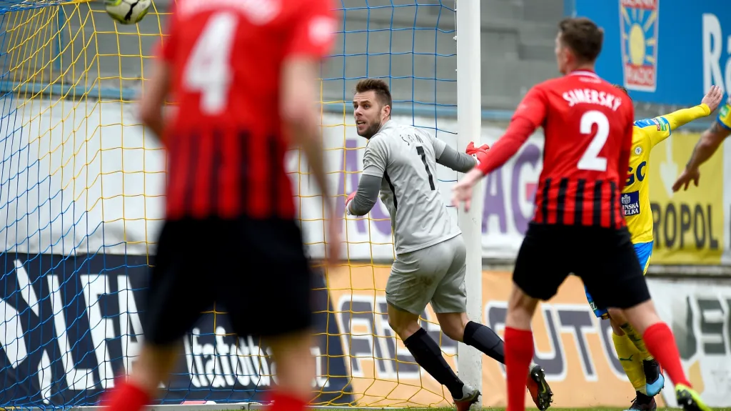 Brankář Opavy Vojtěch Šrom inkasuje