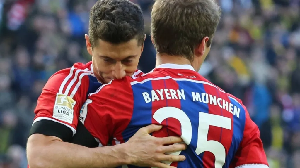 Robert Lewandowski (vlevo) po gólu do sítě Dortmundu