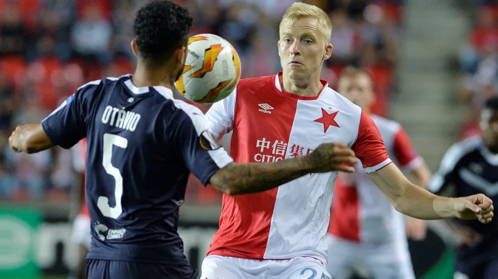 Slávista Michal Frydrych v zápase s Bordeaux