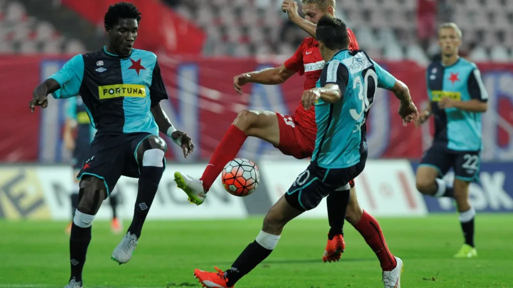 Brněnský Michal Škoda (v červeném) bojuje o míč se Simonem Delim a Martinem Dostálem ze Slavie