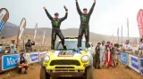 Španěl Joan Nani Roma a navigátor Michel Périn z Francie slaví triumf na Dakaru