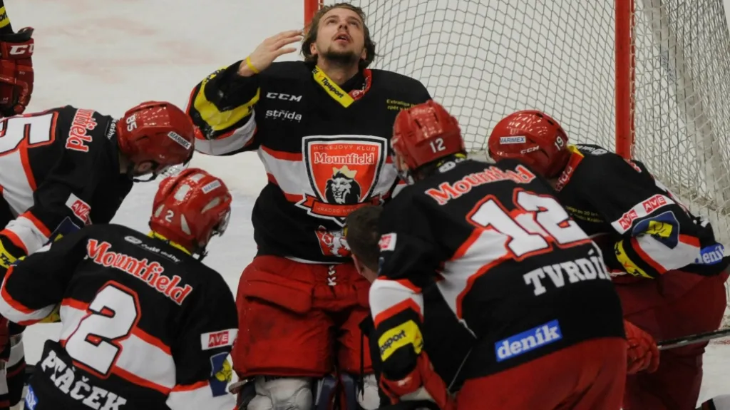 Brankář Pavel Kantor z Hradce (uprostřed) po zásahu do přilby