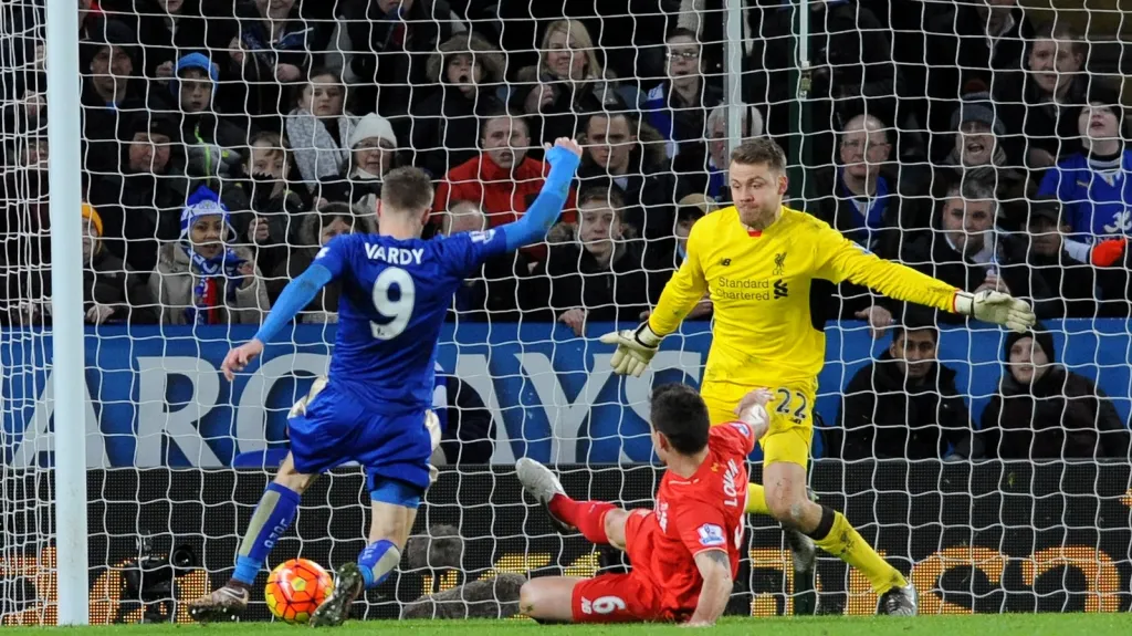 Jamie Vardy skóruje proti Liverpoolu