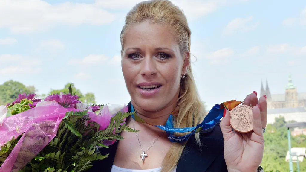 Česká diskařka Věra Cechlová s bronzovou olympijskou medailí