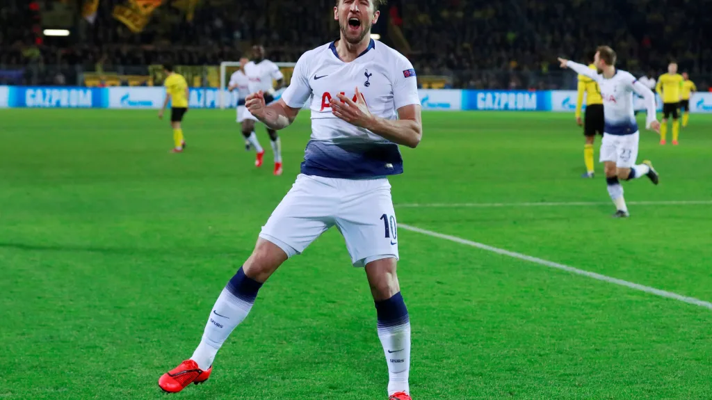 Slavící Harry Kane z Tottenhamu po gólu v sítit Dortmundu