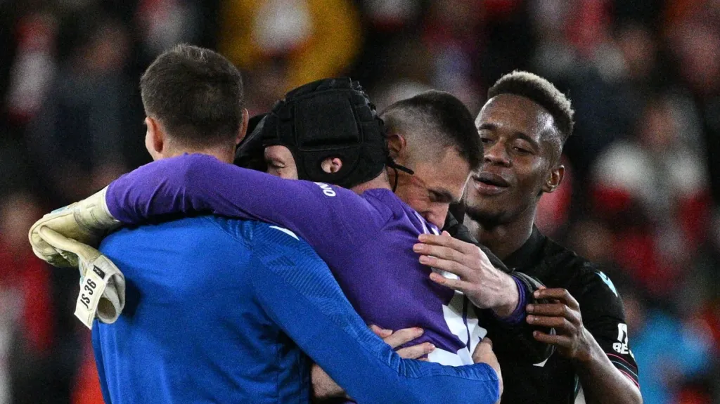 Hráči Plzně objímají Erika Jirku po zápase