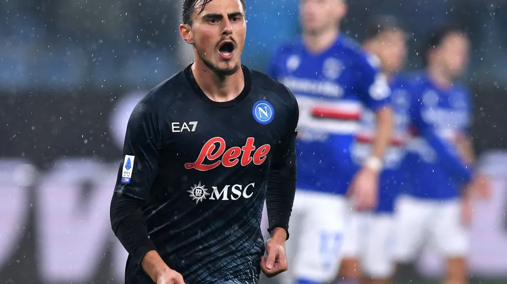 Eljif Elmas z Neapole se raduje z gólu v Serii A