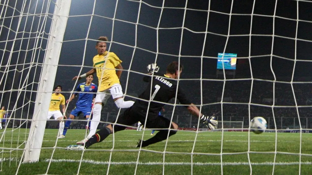 Neymar střílí gól