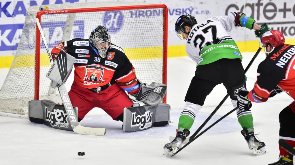 Brankář Hradce Králové Filip Novotný v utkání proti Mladé Boleslavi