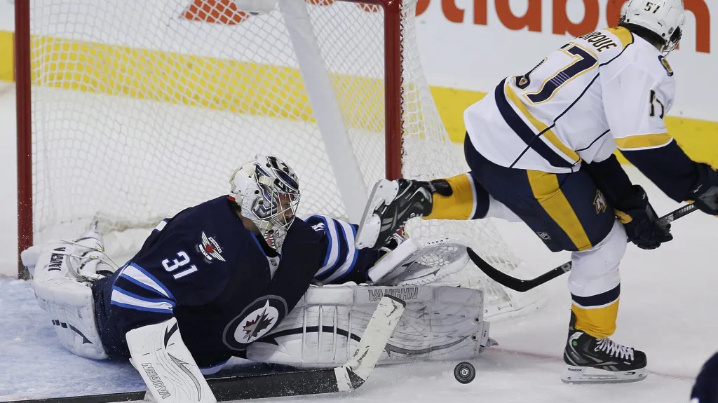 Ondřej Pavelec v utkání s Nashvillem