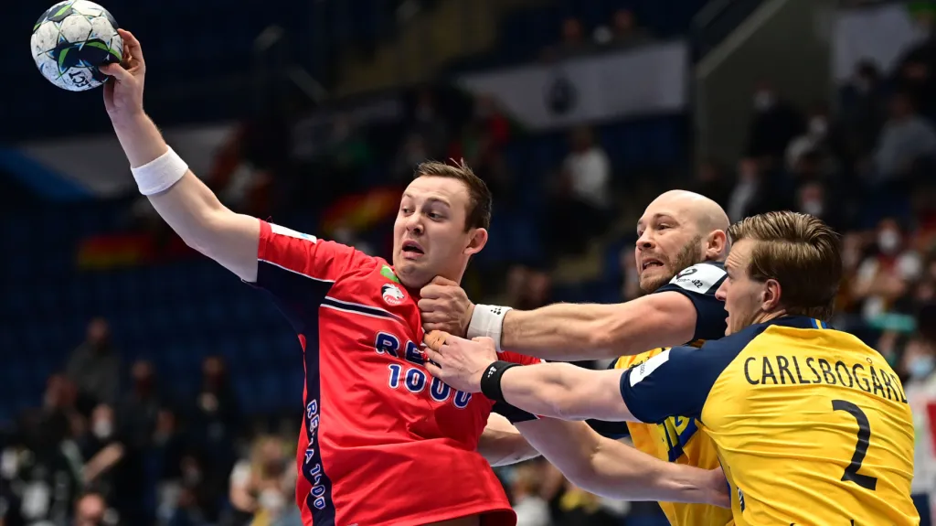 Norská hvězda Sander Sagosen masírovaný švédskou obranou