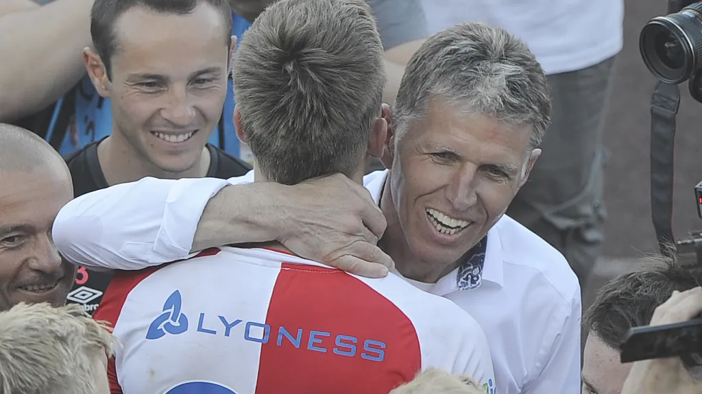 Trenér Slavie Jaroslav Šilhavý v objetí s Milanem Škodou