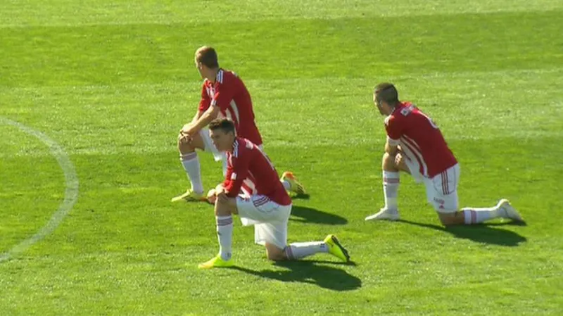 Fotbalisté Žižkova poděkovali fanoušům za protest proti majiteli klubu