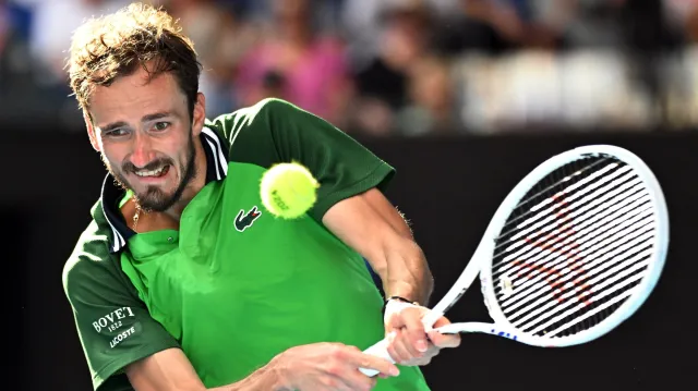 Medvěděv si poradil s Hurkaczem, bude hrát o třetí postup do finále AO