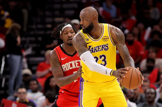 Lakers už Houstonu další šanci nedali, Detroit po velkém obratu vybojoval sedmý zápas