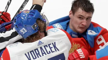 Jakub Voráček v pěstním souboji s Dmitrijem Orlovem z Ruska