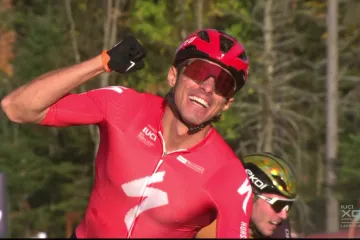 Závěr short tracku mužů a ohlas Blevinse