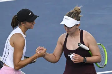 Barbora Krejčíkvá gratuluje Lilli Taggerové