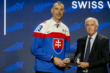 Zdeno Chára při uvedení do Síně slávy IIHF