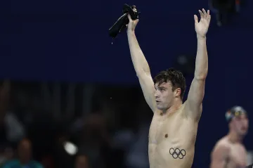 Bobby Finke se raduje z olympijského triumfu